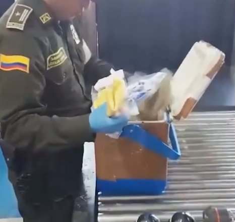 Autoridades incautan material de guerra en El Dorado Durante una inspección a mercancías realizada en el Aeropuerto El Dorado de Bogotá, autoridades de la Policía Fiscal y Aduanera, en coordinación con la Dirección de Impuestos y Aduanas Nacionales (DIAN) logró la incautación de material de guerra.