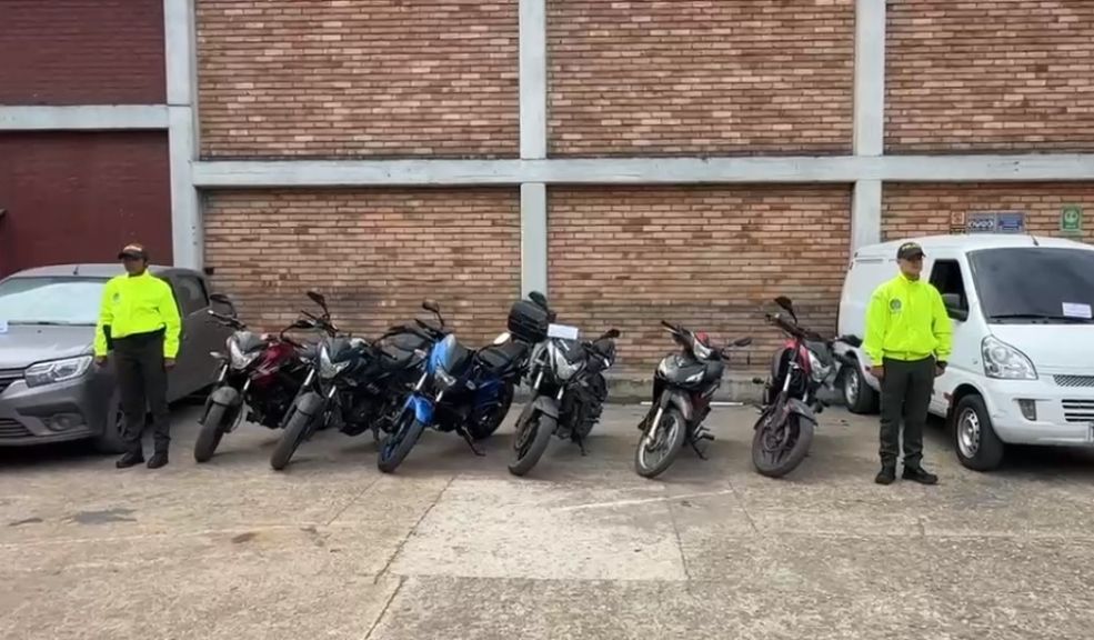 Autoridades recuperan 6 motocicletas y 2 vehículos hurtados en Soacha Uniformados de la Policía Metropolitana de Soacha recuperaron 2 vehículos y 6 motocicletas, en medio del operativo lograron capturar a un delincuente por falsedad marcaria.