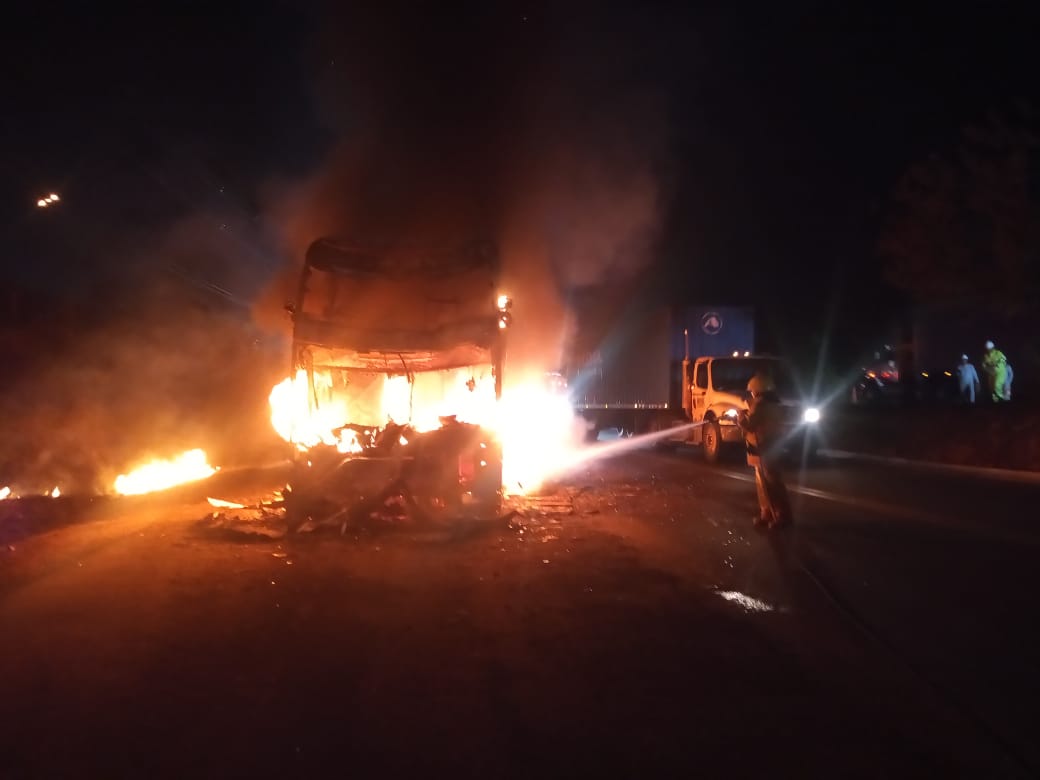 Bus se incendió en la vía Fusagasugá- Bogotá Más de 40 personas se encontraban a bordo del bus.