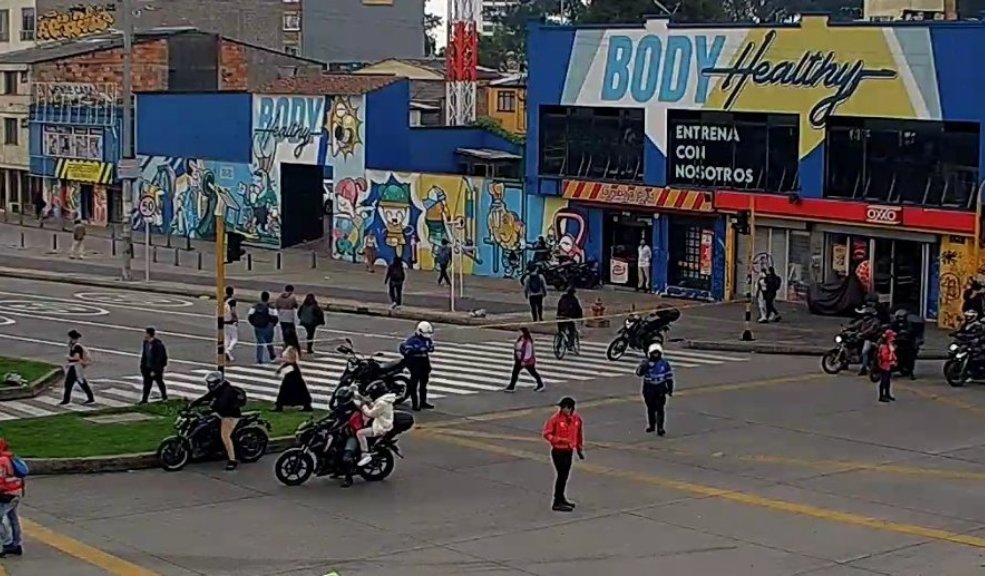 Caos en la movilidad por manifestaciones en la calle 26 TransMilenio informó que no hay pasó a la altura de la Universidad Nacional.
