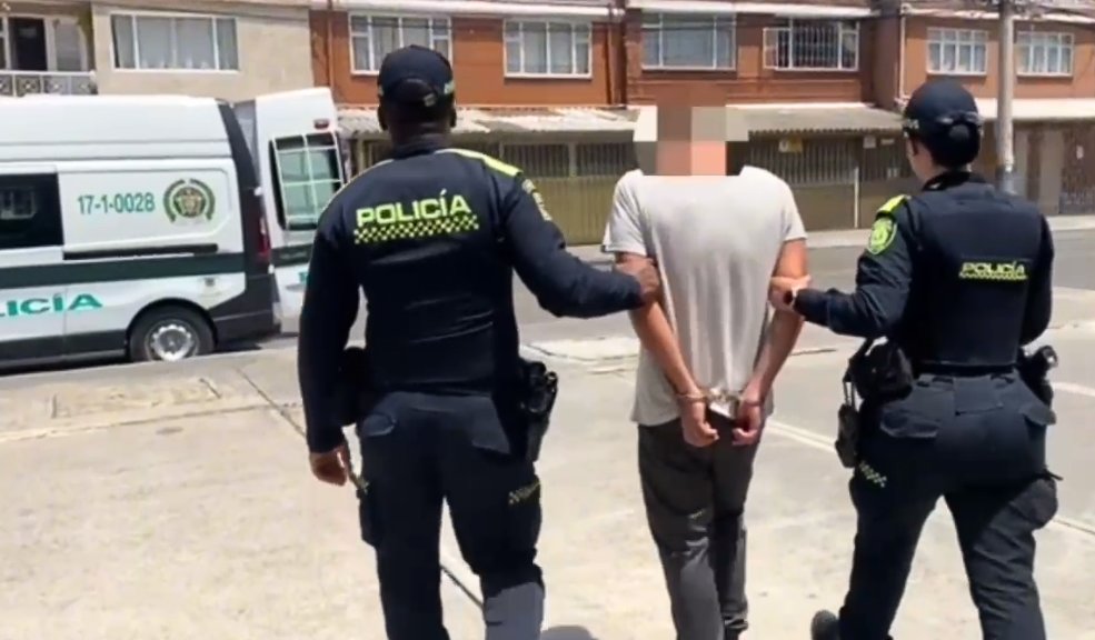 Capturan a delincuente armado en Engativá En Engativá la Policía logró la captura de un sujeto que habría robado con arma de fuego una bicicleta a un hombre en el barrio El Cortijo.