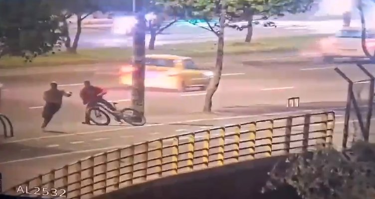 Capturan a dos pillos que hurtaron una bicicleta en Suba Gracias a la estrategia 'Biciterritorios', la Policía Metropolitana de Bogotá logró la captura de dos sujetos que robaron violentamente una bicicleta en la localidad de Suba.