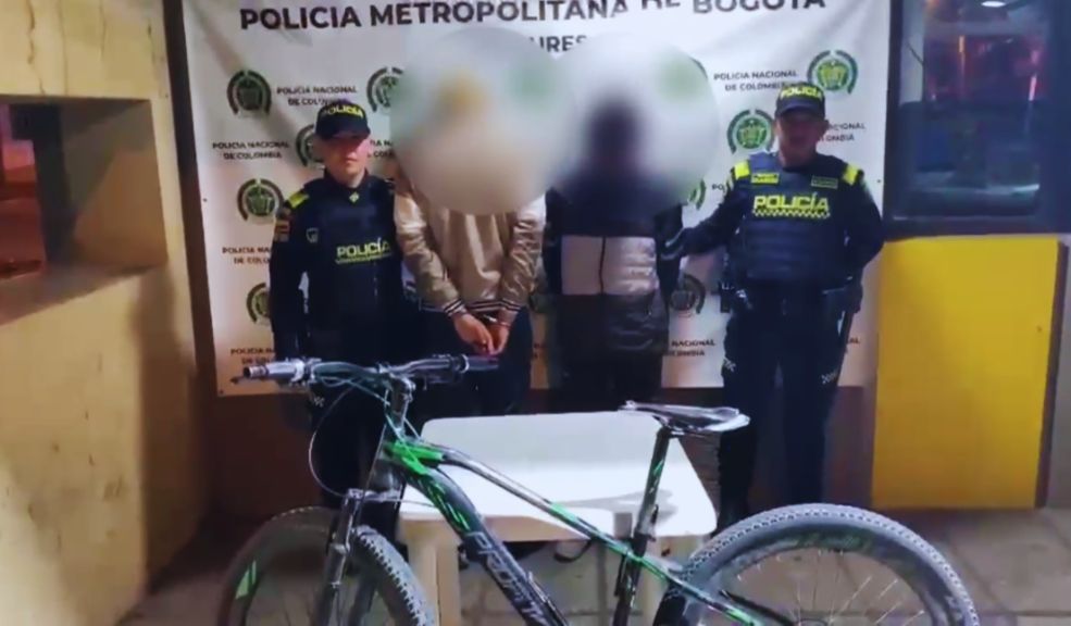 Capturan a dos pillos que hurtaron una bicicleta en Suba Gracias a la estrategia 'Biciterritorios', la Policía Metropolitana de Bogotá logró la captura de dos sujetos que robaron violentamente una bicicleta en la localidad de Suba.