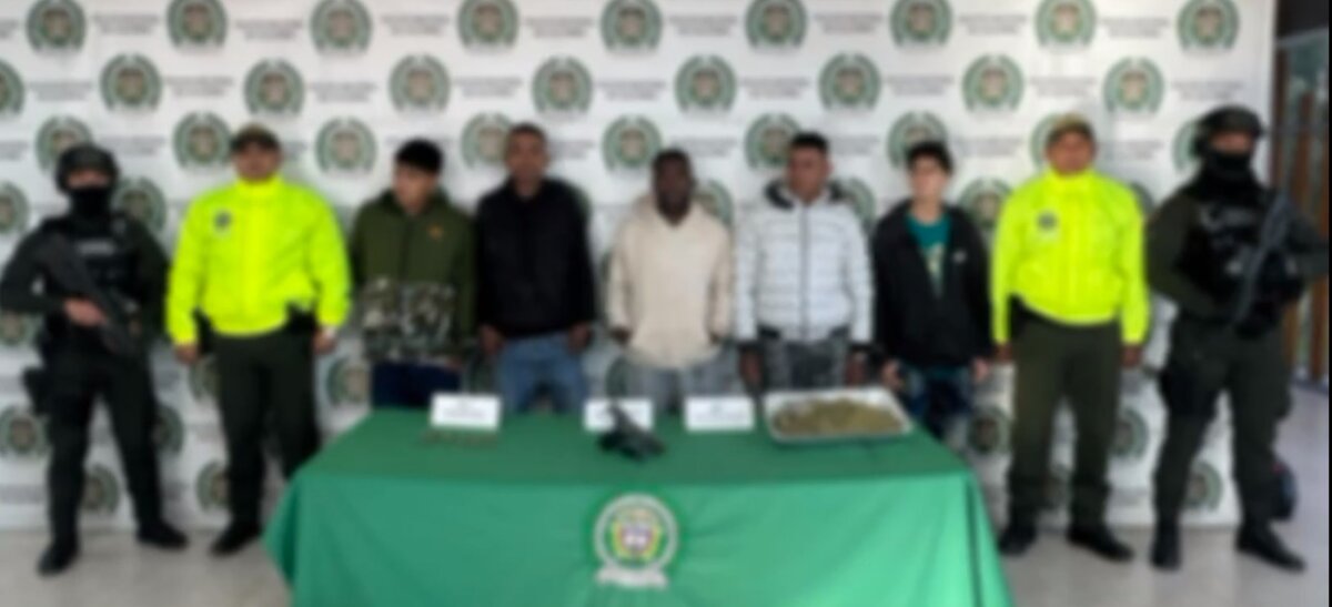 Capturaron a 5 peligrosos miembros de la banda 'Los Paisas' en Soacha 5 sujetos que tenían antecedentes por porte ilegal de armas, desplazamiento forzado y homicidio agravado, fueron capturados por la Policía Metropolitana de Soacha en la comuna 4 de Cazucá.
