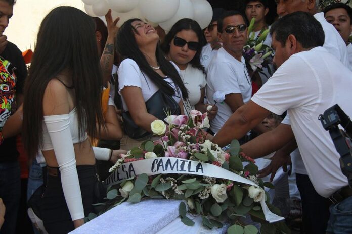 Doloroso adiós a Camila, la niña que fue secuestrada y asesinada en México En el municipio de Taxco de Alarcón se llevaron a cabo las honras fúnebres de Camila, la niña de 8 años que fue secuestrada y asesinada cuando salió a jugar a la casa de una amiga. La homicida fue linchada por una turba enardecida.