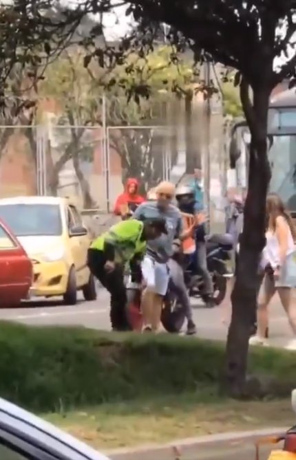 EN VIDEO: Con arma en mano, conductor amenazó a un hombre en plena vía pública Dos conductores protagonizaron una nueva pelea en Bogotá. Lo insólito del caso ocurre cuando uno de ellos desenfunda un arma de fuego y amenaza al otro hombre.