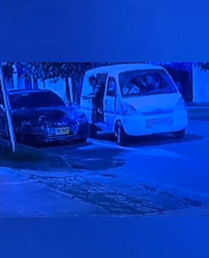 EN VIDEO: Conductor fue víctima de un paseo millonario en su propio carro En video quedó registrado el momento exacto en el que varios delincuentes amenazan a un conductor y se suben a su carro para hacerle el denominado paseo millonario. Los hechos ocurrieron en el norte de Bogotá.
