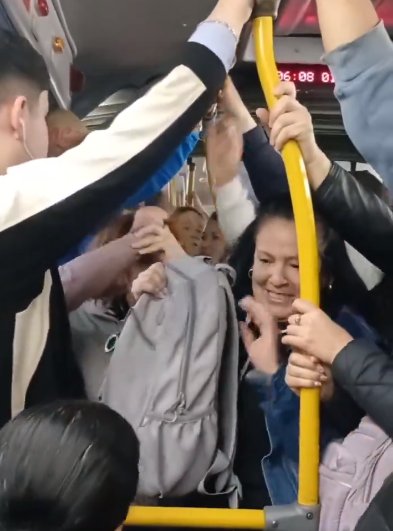 EN VIDEO: Dos mujeres se mechonearon en TransMilenio La grabación deja ver el momento en el que dos mujeres se jalan el pelo al interior de un bus de TransMilenio que se encontraba repleto.