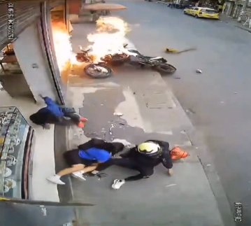 EN VIDEO: Impactante momento en el que taxista choca contra motociclista en Engativá El taxista chocó contra un motociclista y otra moto que estaba estacionada.