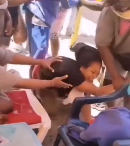 EN VIDEO: Masajistas protagonizaron bochornosa pelea por una propina En video quedó registrada la bochornosa pelea entre dos masajistas en las playas de Cartagena.