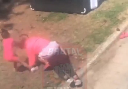 EN VIDEO: Niña se sumó a pelea callejera para defender a su mamá La niña agarró del cabello a la mujer y permitió que su madre pudiera levantarse y continuar con el conflicto.
