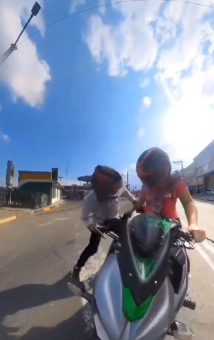 EN VIDEO: Violento atraco a joven motociclista en Kennedy Delincuentes que se movilizaban en moto robaron a una joven motociclista y la amenazaron con arma de fuego en la localidad de Kennedy.