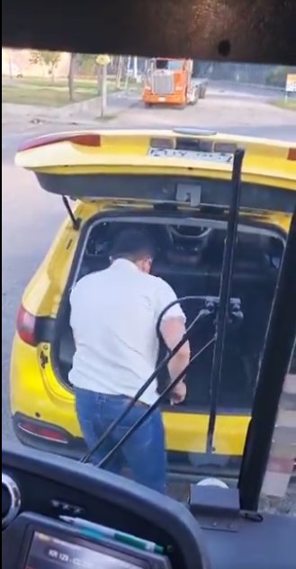 EN VIDEO: Violento enfrentamiento entre taxista y conductor de Sitp En un video quedó registrado el momento en el que el taxista rompe los vidrios del bus del Sitp.