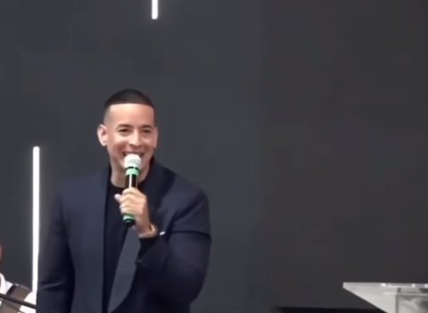 Daddy Yankee reapareció y contó su testimonio de vida en una iglesia El cantante Daddy Yankee dio su testimonio de vida en la tarima de una iglesia.