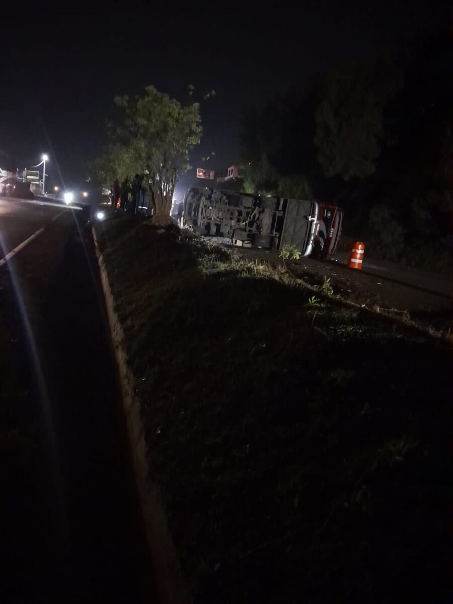 Grave accidente en vía Bogotá - Tunja dejó 2 muertos y varios heridos En la madrugada de este jueves, las autoridades confirmaron un grave accidente en la vía Bogotá - Tunja, el cual dejó a una mujer y un menor de edad sin vida.