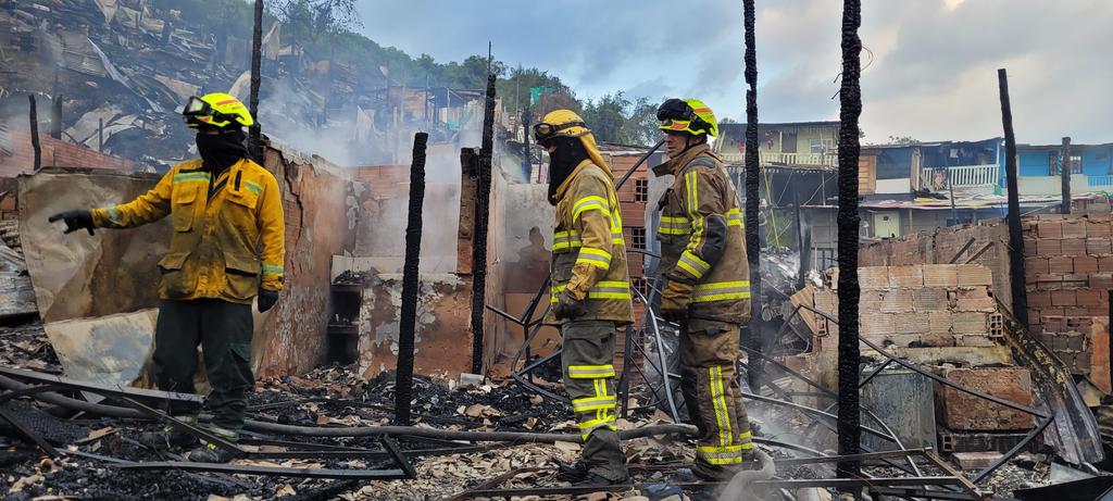 Grave incendio en Santa Fe consumió al menos 70 viviendas En horas de la madrugada de este viernes se registró un voraz incendio en la localidad de Santa Fe. Residentes y el cuerpo de Bomberos de Bogotá se unieron para combatir las llamas que afectaron al rededor de 70 casas.