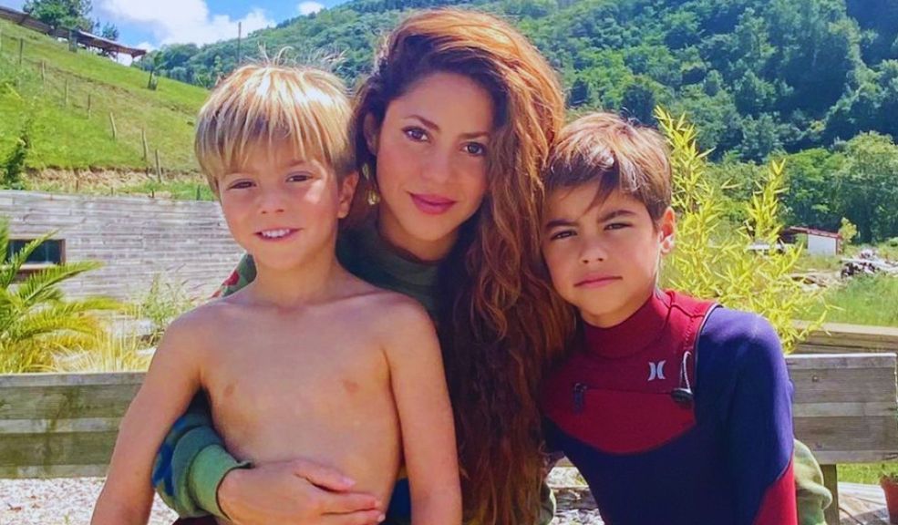 Hijos de Shakira le piden regalías por 'Acróstico' Los hijos de Shakira, Milan y Sasha, fueron todo un éxito después de aparecer en la canción 'Acróstico' y ahora le piden las regalías a su mamá.