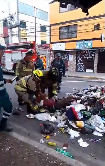 Hombre casi muere aplastado por camión recolector de basura El hombre fue rescatado de entre los escombros.