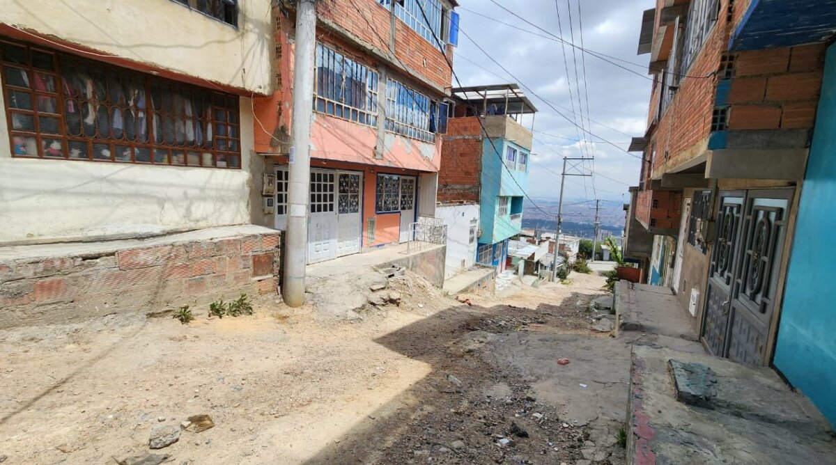 Homicidio a bala en Ciudad Bolívar Un joven de 25 años murió luego de ser impactado a bala en el sector de Santa Viviana, en Ciudad Bolívar.