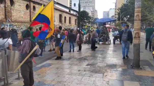 Indígenas Embera se manifiestan frente al Ministerio de Vivienda Desde la mañana de este miércoles, un grupo de indígenas de la comunidad Embera se encuentran protestando en inmediaciones del Ministerio de Vivienda, en el centro de Bogotá.