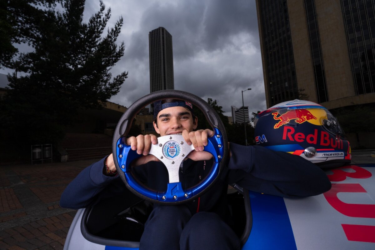 La adrenalina de Red Bull Balineras Race llega nuevamente a las calles de Bogotá Tras 12 años de espera, la recordada carrera de autos sin motor de Red Bull está devuelta y lista para tomarse las calles de Bogotá.