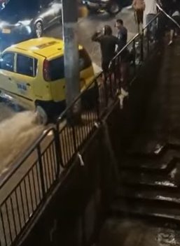 Motociclista casi muere ahogado por fuertes lluvias en Bogotá El hombre se salvó de milagro de morir ahogado, luego de ser arrastrado por la corriente y resultar debajo de un taxi.