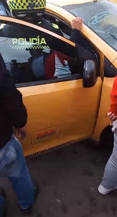Nuevo sicariato en Bogotá: taxista fue asesinado en Usme Hace pocos minutos se presentó un nuevo ataque sicarial que dejó a un taxista muerto en el barrio Monteblanco de la localidad de Usme.