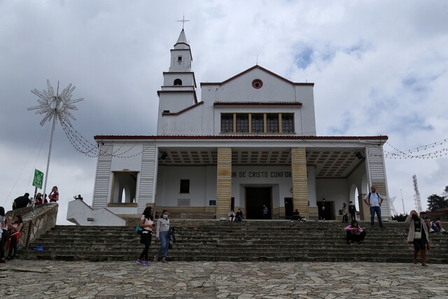 Top 5 de las mejores iglesias para visitar en Bogotá Con la llegada de la Semana Santa, Bogotá se convierte en un destino ideal para aquellos que desean sumergirse en la espiritualidad y la tradición religiosa.