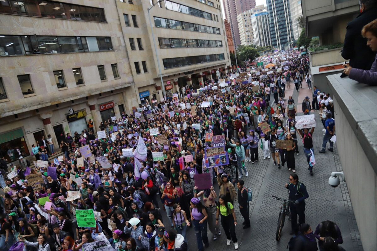 Galán admite fallas durante las marchas de este 8 de marzo El alcalde de Bogotá, Carlos Fernando Galán, admitió errores en su gestión en respuesta a las críticas recibidas después del despliegue del ESMAD (hoy UNDMO) durante la marcha de mujeres del 8 de marzo.