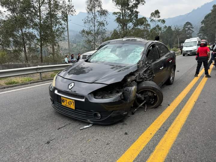 Aparatoso siniestro causó la muerte de un motociclista en la vía al Llano En la vía que conduce de Bogotá a Villavicencio se presentó un grave accidente de tránsito que cobró la vida de un motociclista. El incidente generó gran congestión vial.