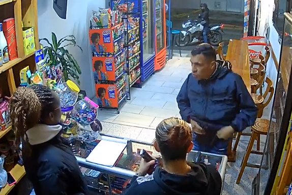 EN VIDEO: Violento atraco en local de Engativá Uno de los ladrones quedó plenamente identificado en la cámara de seguridad.