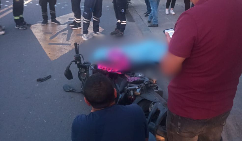 Mujer murió en grave accidente de tránsito en Tunjuelito Impactante momento en el que una mujer en moto choca contra un poste en Tunjuelito.