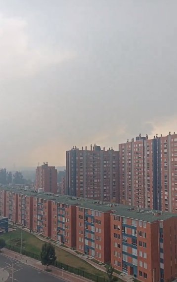 ¡Atención! Se presenta fuerte incendio en el sur de Bogotá A esta hora una gran nube de humo cubre parte del ser de Bogotá por un fuerte incendio que se presenta en la localidad de Bosa.