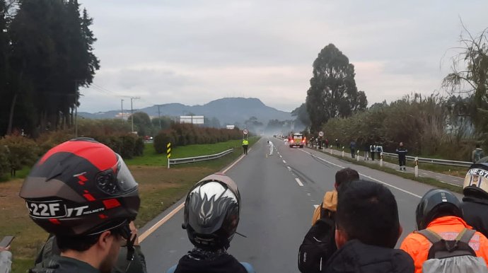 2 motociclistas murieron en trágico accidente en vía Bogotá - Facatativá En la madrugada de este martes, dos personas que se movilizaban en moto perdieron la vida en la vía Bogotá - Facatativá. Esto es lo que se sabe.