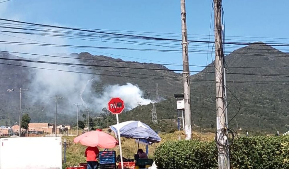 A esta hora se presenta incendio forestal en Usme En estos momentos los bomberos se encuentran atendiendo la voraz conflagración.