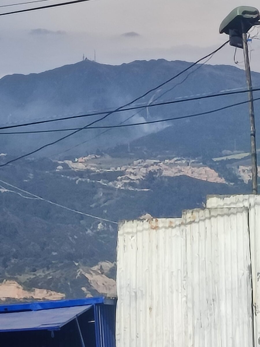 A esta hora se presenta incendio forestal en Usme En estos momentos los bomberos se encuentran atendiendo la voraz conflagración.