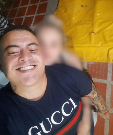 Asesinan a Diego en la puerta de un bar en Tunjuelito Cuando Diego Andrés Rodríguez Isaza se fumaba un cigarrillo en la puerta de bar que administraba, fue atacado por un sujeto que le disparó en el pecho.