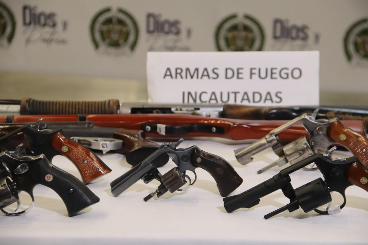 Cayeron 'Los Roncos': se dedicaban a vender armas de fuego en Bogotá y Cundinamarca En las últimas horas, la Policía Metropolitana de Bogotá informó sobre la captura de la banda delincuencial 'Los Roncos', quienes se dedicaban a la venta de armas de fuego y estupefacientes en Bogotá y Cundinamarca.