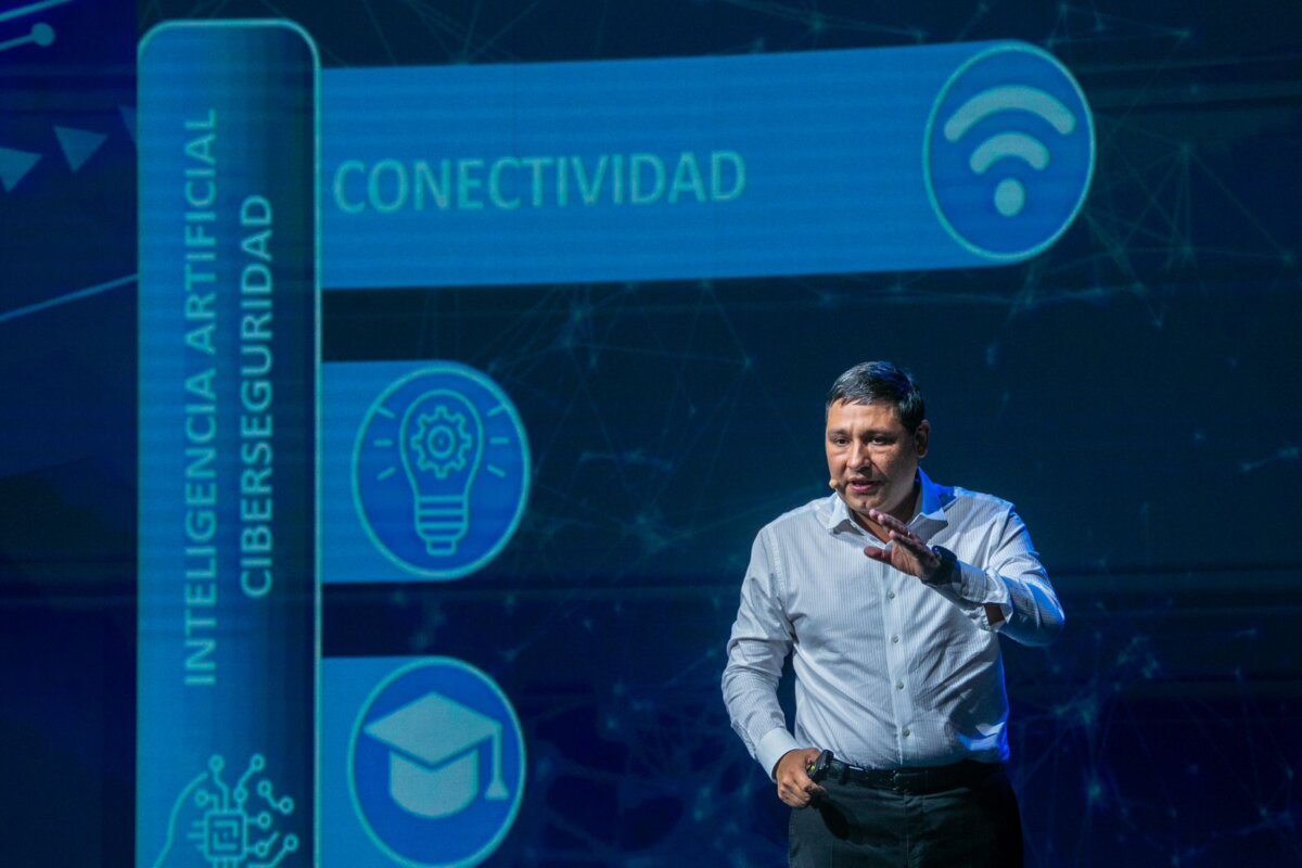 Colombia PotencIA Digital: un salto para que la tecnología sea el motor de desarrollo del país Esta iniciativa, liderada por el Ministerio TIC, tiene como objetivo principal impulsar el desarrollo tecnológico y social del país a través de tres pilares fundamentales: conectividad, educación digital y ecosistemas de innovación.