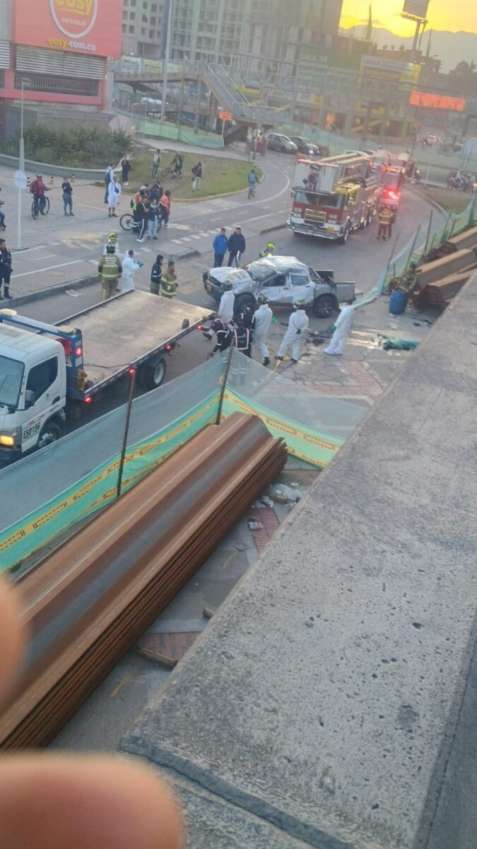 Conductor murió tras caer junto a su camioneta de un puente vehicular en Bogotá En la madrugada de este sábado se registró un grave accidente de tránsito sobre la avenida Las Américas, que dejó sin vida a un hombre.