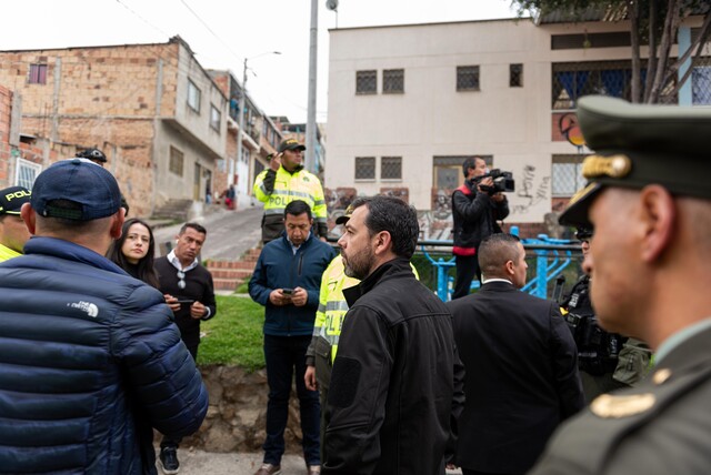 Desarticulan red de tráfico de estupefacientes en Usme Autoridades municipales y policiales de Bogotá anunciaron que fue desarticulada la organización delictiva conocida como 'Los de la Tercera', señalada de tráfico de estupefacientes en la localidad de Usme, al sur de la capital.