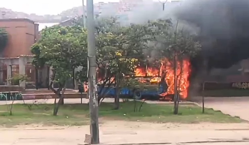 EN VIDEO: Encapuchados incendiaron bus del Sitp En estos momentos, se registra un gran caos en inmediaciones de la Universidad Distrital, donde encapuchados se robaron y prendieron fuego a un bus del Sitp.