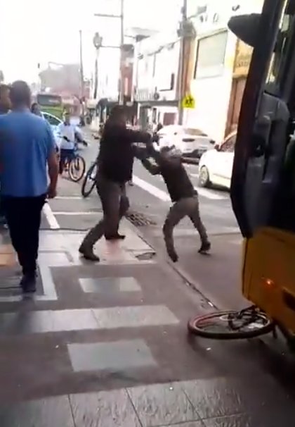 EN VIDEO: Intolerancia causó fuerte pelea entre conductor de Sitp y ciclista en Tunjuelito Una nueva pelea entre conductores en Bogotá quedó registrada en video. El hecho ha causado cientos de reacciones en redes sociales.
