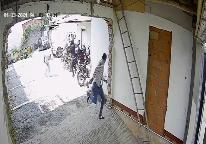 EN VIDEO: Ladrón atacó con arma de fuego a agentes de la Sijin Al llegar a un parqueadero, los policías identificaron al sospechoso momentos antes de que intentara huir en su motocicleta, momento en el que fueron heridos con un arma de fuego.