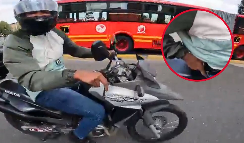 EN VIDEO: Motociclista amenazó a conductor con un arma porque lo adelantó en la vía Un nuevo caso de intolerancia salió a la luz recientemente. Se trata de un video que muestra el momento en el que un motociclista exhibe un arma de fuego a otro conductor, aparentemente por haberlo adelantado. El incidente ocurrió mientras ambos se desplazaban por la Av. Caracas.