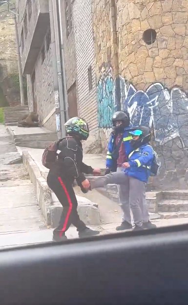 EN VIDEO: Violenta pelea entre trabajadores de TransMilenio y motociclista en Tunjuelito Una brutal pelea entre dos trabajadores de TransMilenio y un motociclista se ha viralizado en las últimas horas. La empresa de transporte se pronunció al respecto.