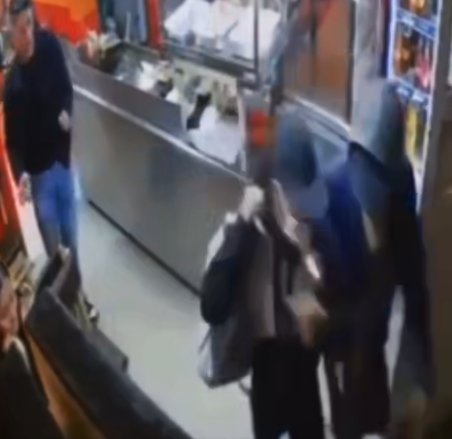 EN VIDEO: Violento atraco con cuchillo en restaurante de Ciudad Bolívar Por medio de redes sociales se ha viralizado el video de un nuevo atraco en un restaurante ubicado al sur de Bogotá.