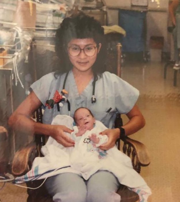 Enfermera descubre que su compañero de trabajo es un bebé que había salvado Una mujer enfermera descubrió que su compañero de trabajo era nada más y nada menos que un bebé prematuro que salvó hace 34 años.
