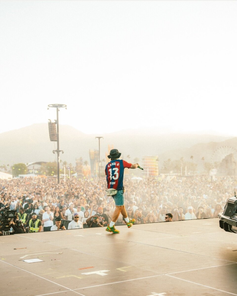 Feid se apareció en Coachella con camiseta especial del Barcelona y Karol G Feid llegó al festival para cantar una de las canciones junto al rapero Blxst.