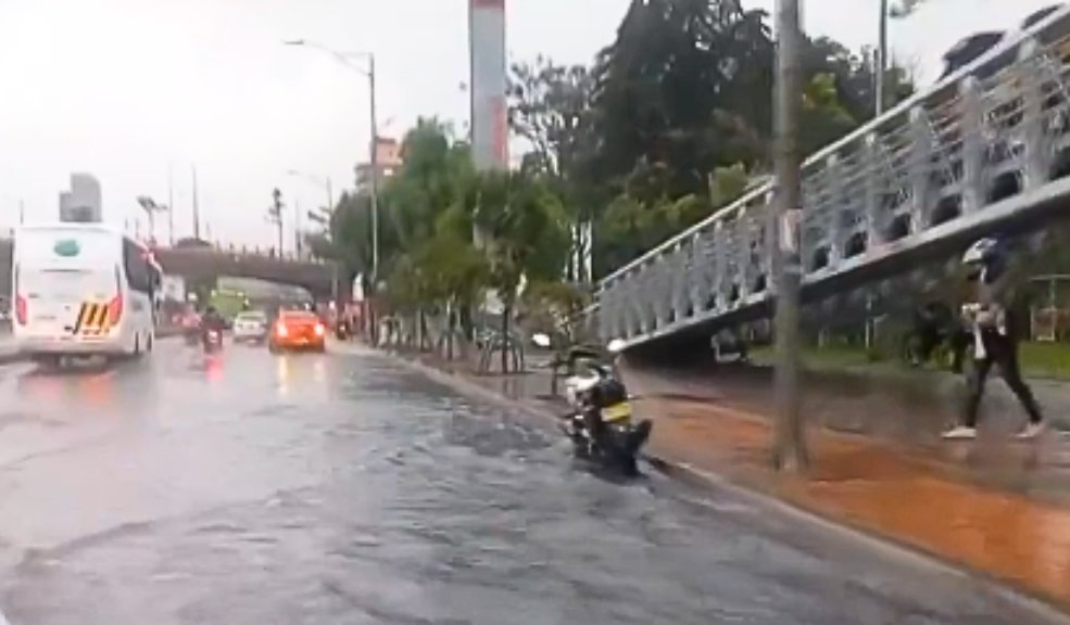 Fuertes lluvias generan graves inundaciones en la NQS Las fuertes precipitaciones que se han presentado en las últimas horas en diferentes localidades de Bogotá han causado inundaciones en importantes vías como la NQS.